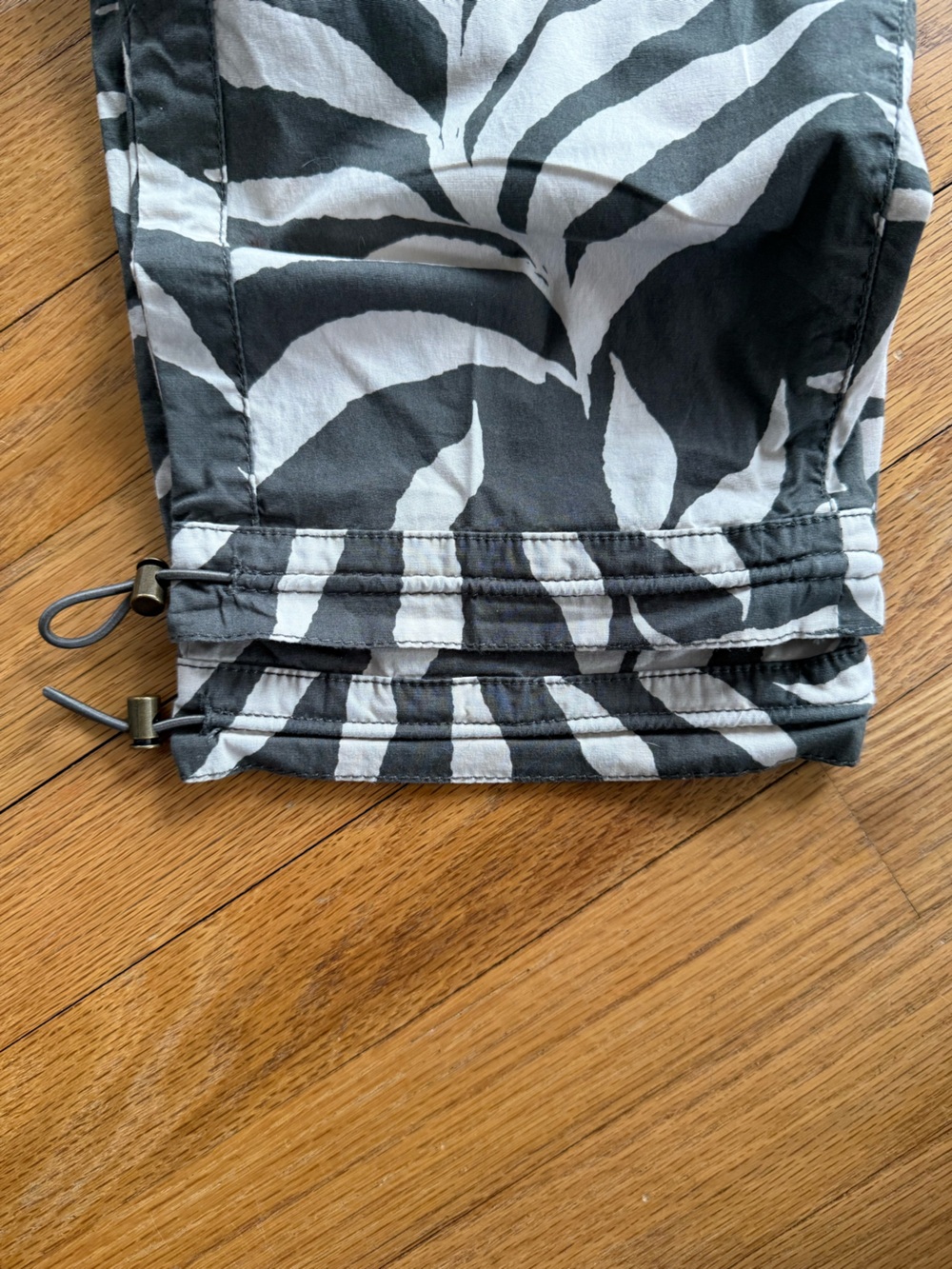 Democracy Cropped Cargo Pants Olive Green Tropical Leaf Print Drawstring Size 8 - Picture 4 of 11